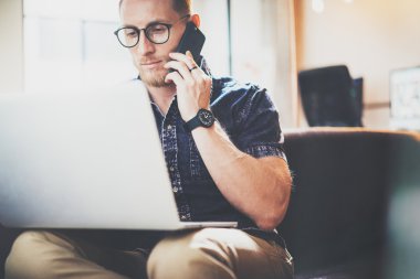 Sakallı Hipster Çalışma Laptop Modern İç Tasarım Loft Office.Intelligent Man Oturan Vintage Kanepe.Kullanarak çağdaş Smartphone Hand.Blurred Background.Creative Business Startup Process Idea Film