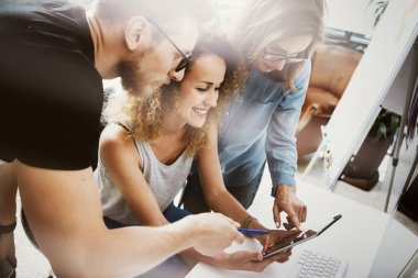 İş Arkadaşları Takım Modern Ofis Yeri.Hesap Yöneticileri İş Yeni İş Fikri Başlangıç Sunumu.Kadın Dokunmadan El Dijital Tablet Ekran.Masaüstü Bilgisayar Ahşap Tablo.Bulanık,Film Etkisi.Yatay.