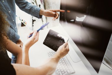 Coworkers Takım Çalışma Ofisi Studio Startup.Businessman Modern Tablet kullanarak,Masaüstü Monitör Ahşap Tablo.Banka Yöneticileri Pazar Araştırma Süreci.Sanal Dijital Diyagram Arayüz Ekran Cihazı Bulanık