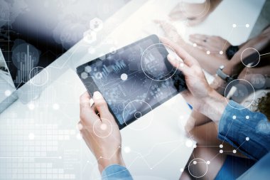 Kadın Dokunma Ekranı Elektronik Tableti. Proje Yöneticisi Araştırma Süreci. Yeni Başlangıç Modern Ofisi 'nde İş Ekibi. World Wide HiTech Dijital Harita Arayüzü. Piyasayı Analiz Et..