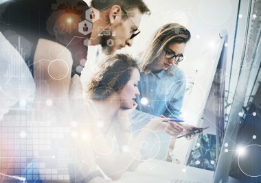 Coworkers Takım Çalışma Ofisi Studio Startup.Businessman Modern Tablet kullanarak,Masaüstü Monitör Ahşap Tablo.Bank Yöneticileri Pazar Araştırma Süreci.Dünya Geniş Hitech Diyagramı Arayüz Ekranı.Blurred