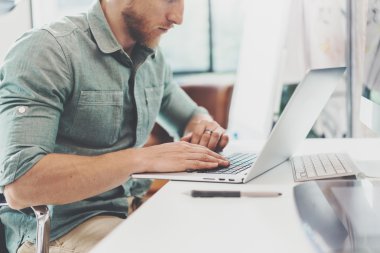 Sakallı Hipster Çalışma Masası Laptop Modern İç Tasarım Loft Office.Man İş Coworking Studio, Çağdaş Notebook, typin klavye kullanın. Bulanık Arka Plan.Yaratıcı İş Başlangıç Idea.Horizontal