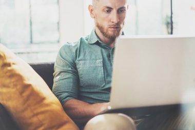 Sakallı Hipster çalışma Laptop modern İç Tasarım Loft Office.Man İş Coworking Place, Çağdaş Notebook kullanın, klavye yazarak. Bulanık Arka Plan.Yaratıcı İş Başlangıç Idea.Horizontal, Fil