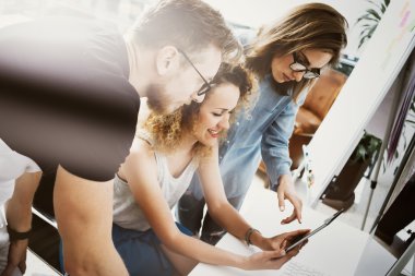 İş Arkadaşları Ekip Çalışması Modern Ofis Yeri.Hesap Yöneticisi Gösteren Yeni İş Fikri Başlangıç Sunusu.Kadın Dokunmalı Dijital Tablet Ekranı.Masaüstü Bilgisayar Ahşap Tablo.Bulanık,Film Efekti.Yatay.