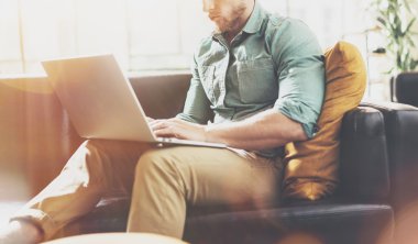 Şık Hipster çalışma Laptop modern İç Tasarım Loft Office.Man iş Vintage Kanepe, Çağdaş Notebook kullanarak, klavye yazarak. Bulanık Arka Plan.Yaratıcı İş Başlangıç Idea.Horizontal, Film.