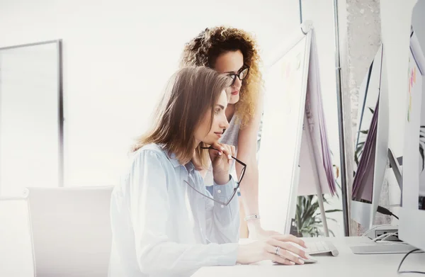 Photo Coworkers Modern Office Loft.Account Managers Team Work New Idea Project.Young Business Crew Working Startup.Escritorio Tabla de madera.Reading Market Reports.Blurred, Film Effect.Horizontal . — Foto de Stock