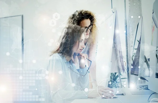 Women Working Modern Desktop Monitor HandMouse.Project Manager研究プロセスビジネスチーム新しいスタートアップロフトオフィス.国際デジタルダイアグラムインターフェイス.市場在庫を分析します。 — ストック写真