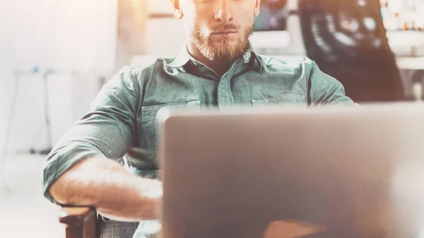 Bärtigen Stil Geschäftsmann Arbeit Laptop modernes Design Interieur Loft Studio place.man Chillen vintage chair.use zeitgenössischen Notizbuch, verschwommenen background.creative Prozess neue Start-up idea.film Effekt. — Stockfoto