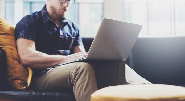 Skäggiga stil affärsman arbete laptop modern inrednings design Loft Studio kontor. Man kylning Vintage stol. Använd samtida anteckningsbok, suddig bakgrund. Kreativ process ny start idé. film effekt. — Stockfoto