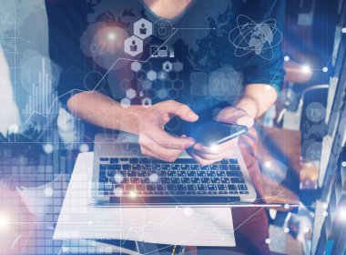 Man Touch Akıllı Telefon Ekranı El Laptop.Proje Yöneticisi Araştırma Süreci.İş Ekibi Çalışması Başlangıç modern Office.Global Strateji Sanal Icon.Yenilik Grafikler Interface.Analyze pazar stok Bulanık.