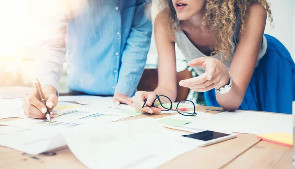 Coworkers Processo de Trabalho em Equipe Modern Office Loft.Account Managers Produzir Nova Ideia Project.Young Business Crew Working Startup.Smartphone Wood Table.Analyze Market Reports.Blurred, Film Effect Horizontal — Fotografia de Stock