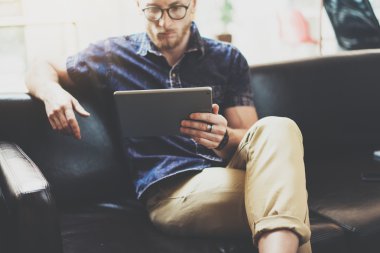 Başarılı İşadamı çalışma tablet modern İç Tasarım Loft Office.Men vintage kanepe iş, çağdaş cihaz el mesajlaşma kullanarak. Bulanık Arka Plan.İş Başlangıç Fikri Süreci.Film etkisi.