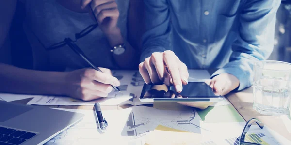 Foto mujer de la mano que toca la pantalla digital de la tableta.Departamento del analista que investiga process.Young equipo de negocios que trabaja nuevo inicio moderno Studio.Analyze mercados stocks.Blurred, efecto de la película.Wide . —  Fotos de Stock