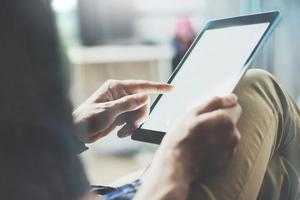 Manajer merek pemasaran membaca berita bisnis berita modern Interior Design Loft Office.Man relaks Vintage Sofa, Gunakan tablet kontemporer, share information.Blurred Background.New Startup Idea Process Closeup — Stok Foto