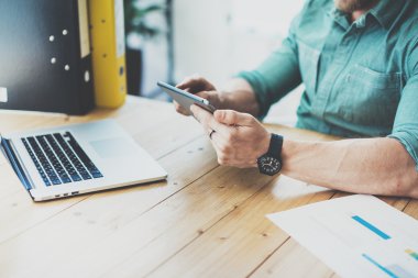 Sakallı Tasarımcı Çalışma Ahşap Masa Laptop Modern İç Tasarım Loft Place.Businessman İş Coworking Studio.Use çağdaş Notebook, klavye yazarak. Bulanık Arka Plan.Creative Business Startup.