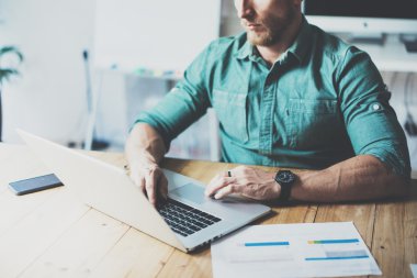 Bölüm Analisti Çalışma Ahşap Masa Laptop Modern İç Tasarım Loft Place.Businessman İş Coworking Studio.Use Çağdaş Notebook, klavye yazarak. Bulanık Arka Plan.Creative Business Startup.