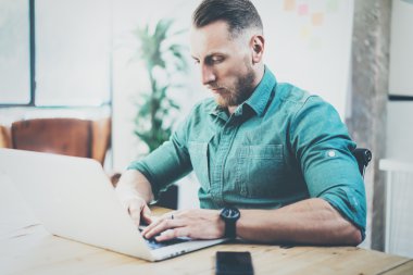 Sosyal Ticaret Online Piyasalar Analiz Raporları.Men ahşap masa Modern İç Tasarım Toplantı Odası.İş Adamı İş Coworking Studio.Using Digital Tablet.Blurred Background Business Startup çalışma.
