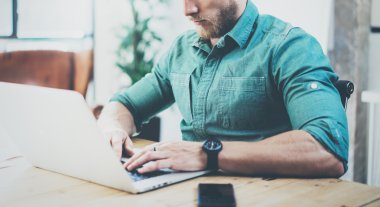Sosyal Ticaret Online Piyasa Analiz Raporları.Man ahşap masa Modern İç Tasarım Loft Office.Businessman İş Coworking Studio.Using Digital Tablet Hands.Blurred Background.Business Startup çalışma.