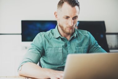 Sosyal Ticaret Online Piyasalar Analiz Raporu.Men ahşap masa Modern İç Tasarım Toplantı Odası.İş Adamı İş Coworking Studio.Using Digital Device Hand.Blurred Background.Business Startup çalışma.