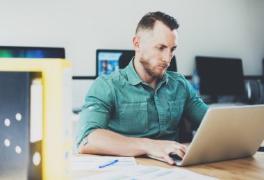 Sosyal Ticaret Online Halkla İlişkiler Manger Analiz Raporları.Men ahşap masa Modern İçişleri Office.Businessman İş Coworking Studio.Using Digital Laptop.Blurred Background.Business Startup çalışma.