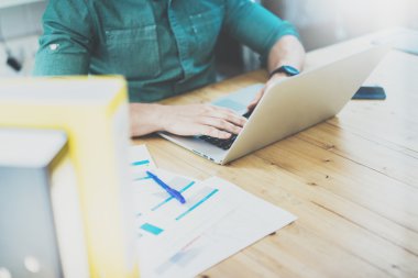 Sosyal Ticaret Online Halkla İlişkiler Manger Analiz Raporları.Man ahşap masa Modern İçişleri Office.Businessman İş Coworking Studio.Using Digital Laptop.Blurred Background.Business Startup çalışma.