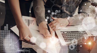 İş arkadaşlarınızla takım Modern Office.Account yöneticileri yeni iş başlangıç sunu Process.Man grafikler küresel strateji Plan.Laptop bilgisayar ahşap Table.Hitech diyagramı arabirimi ekran kavramı imzalama çalışır