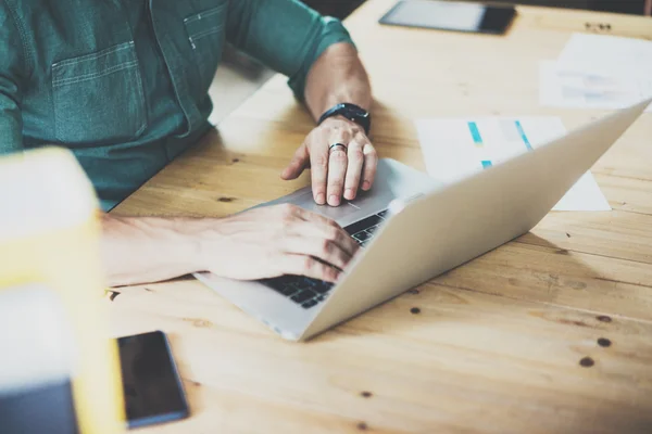 Account Manager ordinateur portable de table en bois de travail Bureau d'intérieur design moderne.Man Work Coworking Studio, Utilisez un ordinateur portable contemporain, tapant le clavier. . — Photo