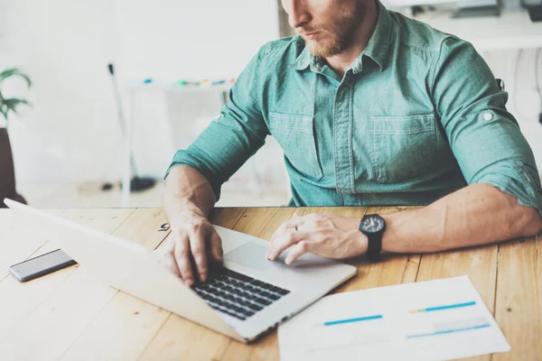 Afdeling econoom werken houten tafel laptop modern interieur Loft plaats. zakenman werk Coworking Studio. man gebruik hedendaagse notebook, typen toetsenbord. Onscherpe achtergrond. Business Startup. — Stockfoto