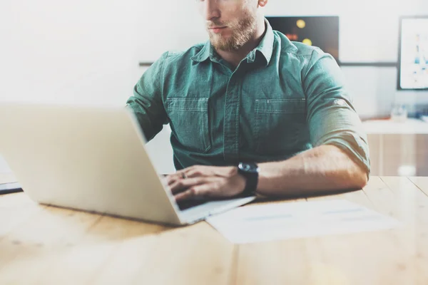 Los mercados sociales de comercio en línea analizan los informes. Hombres Mesa de madera de trabajo Diseño interior moderno Loft Lugar. Empresario Trabajo Coworking Studio.Using Tablet Digital Hands.Blurred Fondo. . —  Fotos de Stock