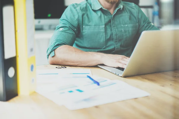 Social Trading Online Relações Públicas Manger Analisar Reports.Guy mesa de madeira de trabalho Modern Interior Office.Businessman Trabalho Coworking Studio.Using Digital Laptop.Blurred Background.Business Startup . — Fotografia de Stock