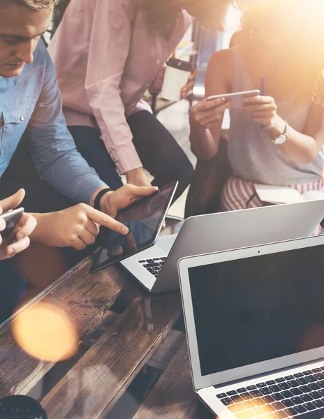 Personnes utilisant des gadgets électroniques — Photo