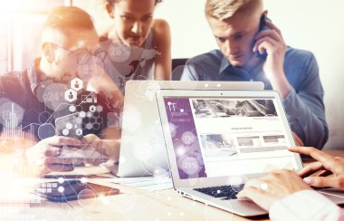İş Arkadaşları Elektronik Cihazları Kullanıyor