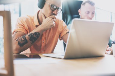 Laptop ile Çalışan Sanatçı