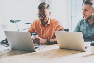 Dijital cihazlar ile çalışan yöneticileri