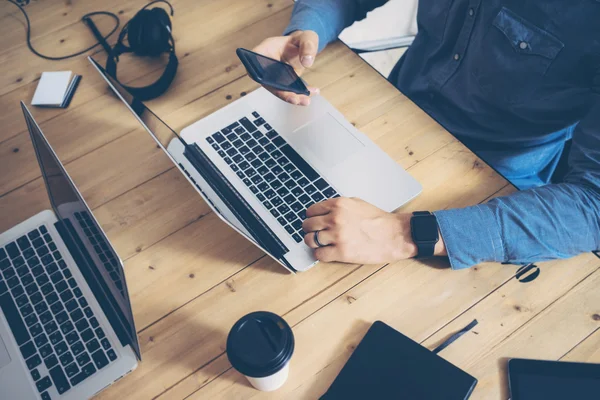 Zakenmensen werken met laptop — Stockfoto