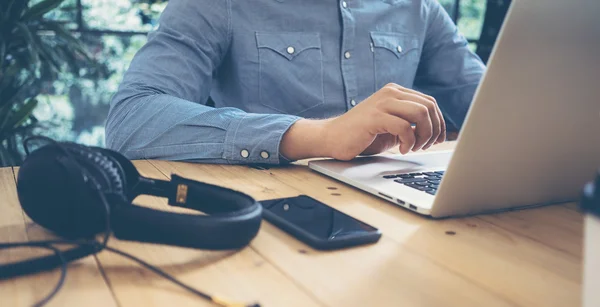 Empresario trabajando con portátil —  Fotos de Stock