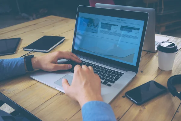 Zakenman werkt met laptop — Stockfoto