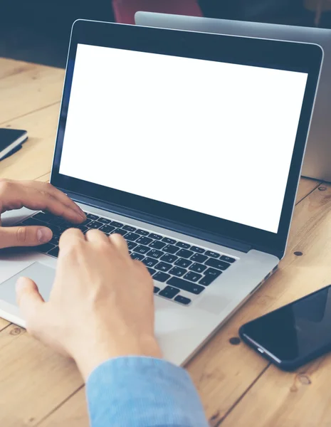 Zakenman werkt met laptop — Stockfoto