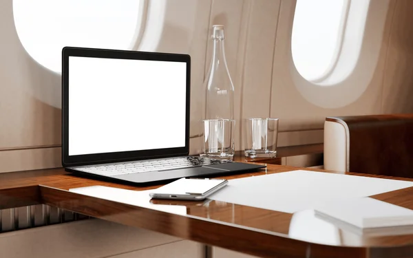 Moderner Laptop im Privatflugzeug — Stockfoto