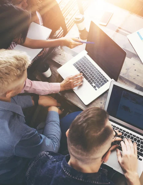 Compañeros de trabajo Tomando decisiones comerciales —  Fotos de Stock