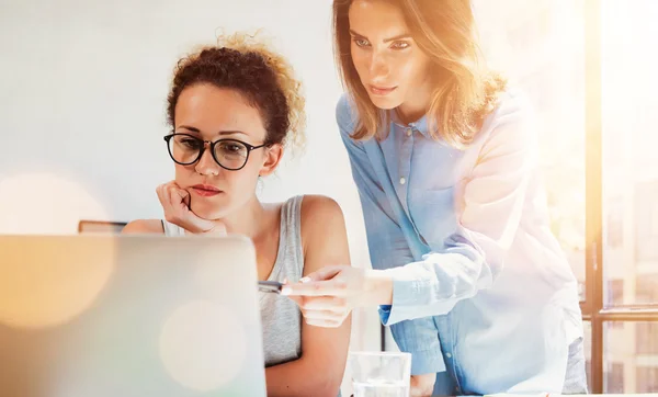 Mitarbeiter, die unternehmerische Entscheidungen treffen — Stockfoto