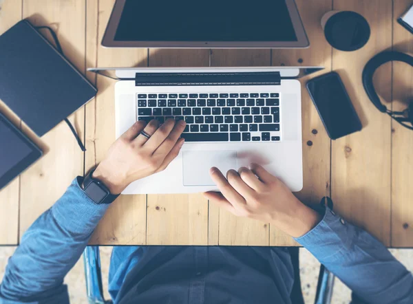 Vrouw werkt met laptop — Stockfoto