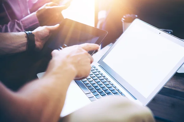 Primer plano Equipo de negocios Proceso de lluvia de ideas. Compañeros de trabajo inician tecnología de TI. Empresario que usa un dispositivo electrónico moderno. Las personas creativas trabajan en un nuevo proyecto digital Oficina urbana. —  Fotos de Stock