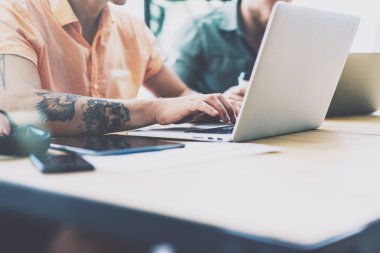 Laptop ile Çalışan Sanatçı