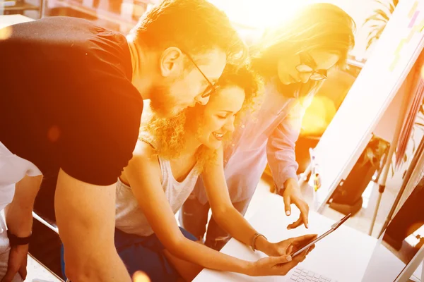 Mitarbeiter, die unternehmerische Entscheidungen treffen — Stockfoto