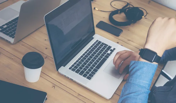 Zakenman werken met laptop — Stockfoto