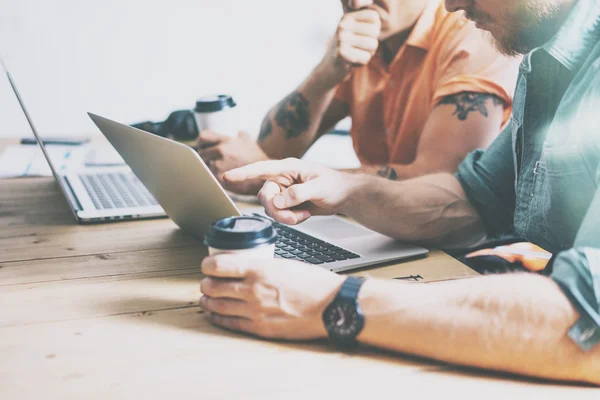 Social marknadsföring avdelning arbetar träbord laptop modern Interior Design Loft. medarbetare bearbetar Office Studio. två män samtida Notebook digitala enheter. suddig bakgrund Business Startup. — Stockfoto