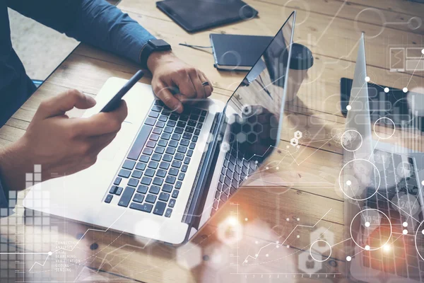 Zakenman werkt met laptop — Stockfoto