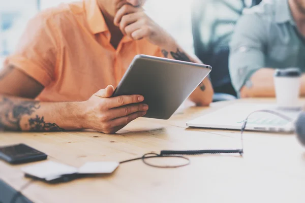 Künstler arbeitet mit digitalem Tisch — Stockfoto