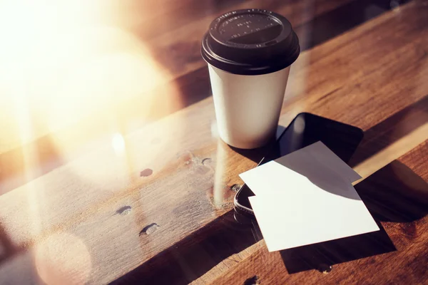 Visitenkarten und Kaffeetasse — Stockfoto